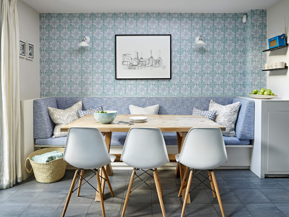 Inspiration pour une grande salle à manger traditionnelle avec une banquette d'angle, un mur bleu, un sol bleu et du papier peint.