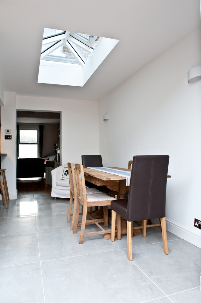 Esempio di una grande sala da pranzo aperta verso il soggiorno design con pareti bianche e pavimento con piastrelle in ceramica