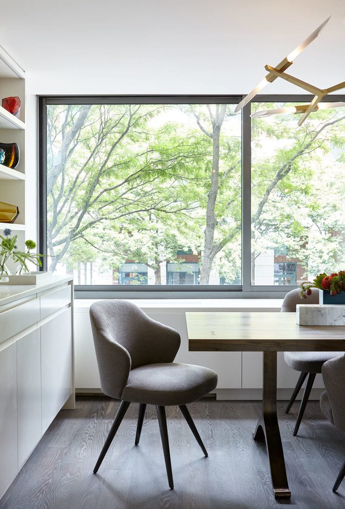 Exemple d'une petite salle à manger ouverte sur la cuisine moderne avec un mur blanc, un sol en bois brun et un sol marron.