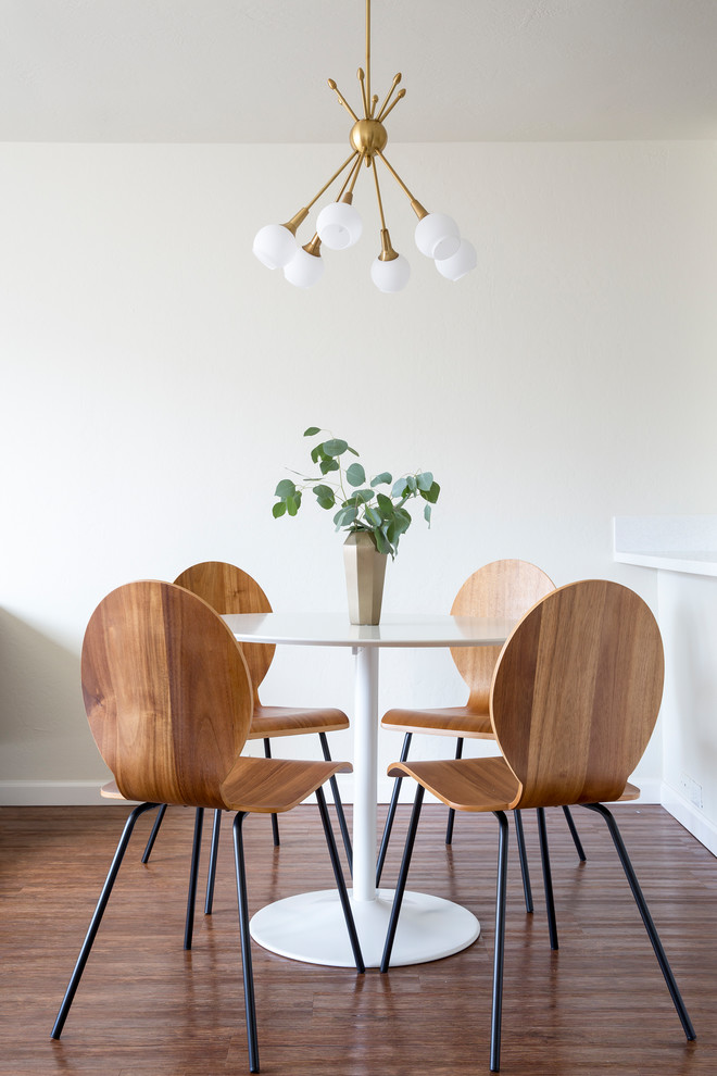 Esempio di una sala da pranzo design con pareti bianche, pavimento in legno massello medio e pavimento marrone