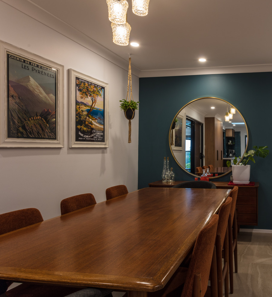 Foto di una sala da pranzo aperta verso la cucina minimalista di medie dimensioni con pareti bianche, pavimento con piastrelle in ceramica, nessun camino e pavimento beige