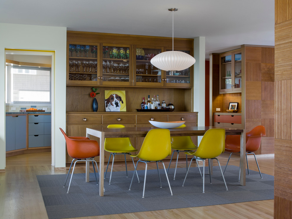 Idee per una sala da pranzo minimal con pareti bianche e pavimento in legno massello medio