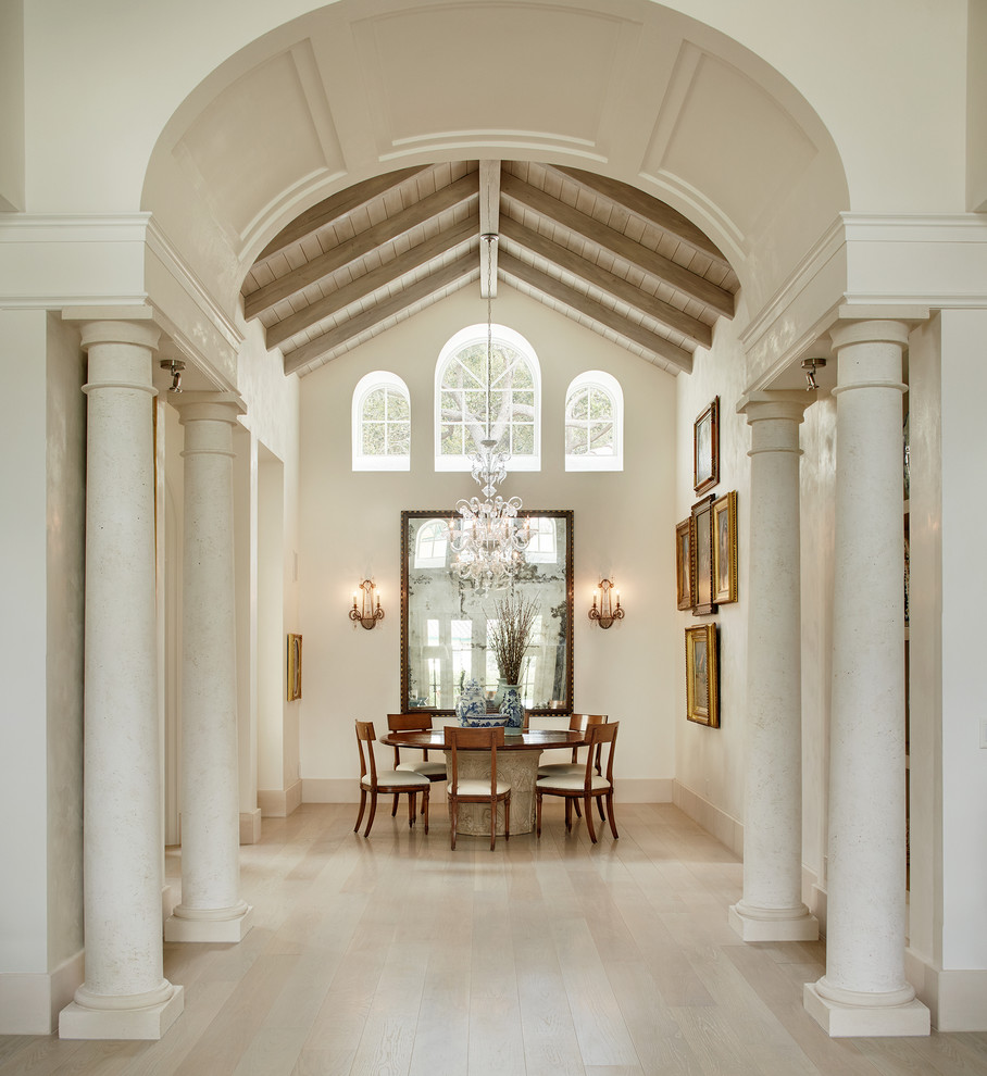 Стильный дизайн: большая кухня-столовая в классическом стиле с белыми стенами без камина - последний тренд