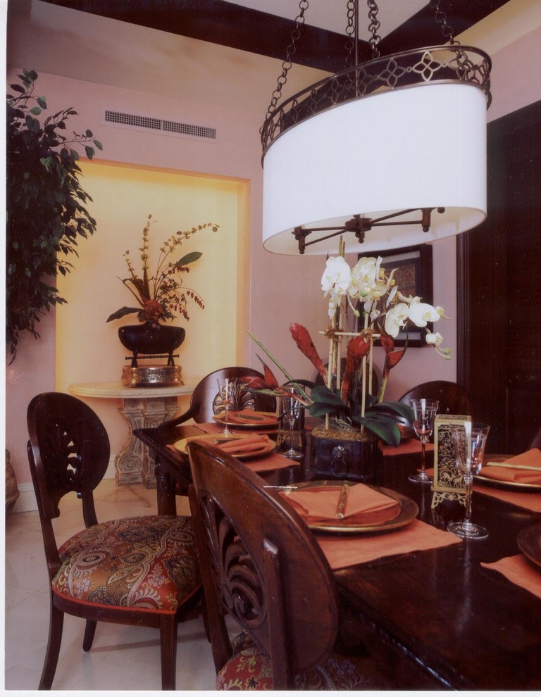 Exemple d'une salle à manger tendance fermée et de taille moyenne avec un mur rose et un sol en marbre.