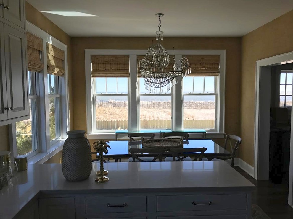 Immagine di una piccola sala da pranzo aperta verso la cucina country con pareti marroni, parquet scuro e pavimento marrone