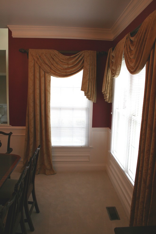 Пример оригинального дизайна: столовая в классическом стиле с красными стенами, ковровым покрытием и бежевым полом без камина