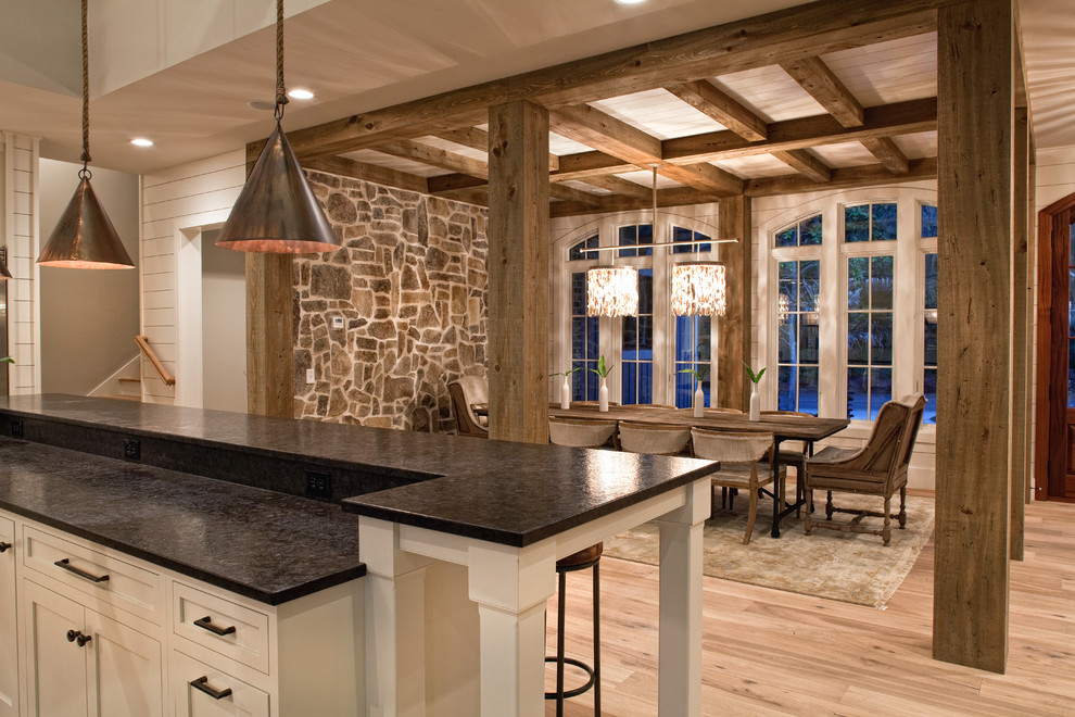 На фото: большая кухня-столовая в морском стиле с коричневыми стенами, паркетным полом среднего тона и коричневым полом без камина с