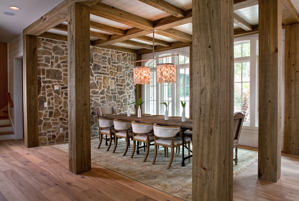 Ispirazione per una sala da pranzo aperta verso il soggiorno stile rurale di medie dimensioni con pareti bianche, parquet chiaro e pavimento marrone