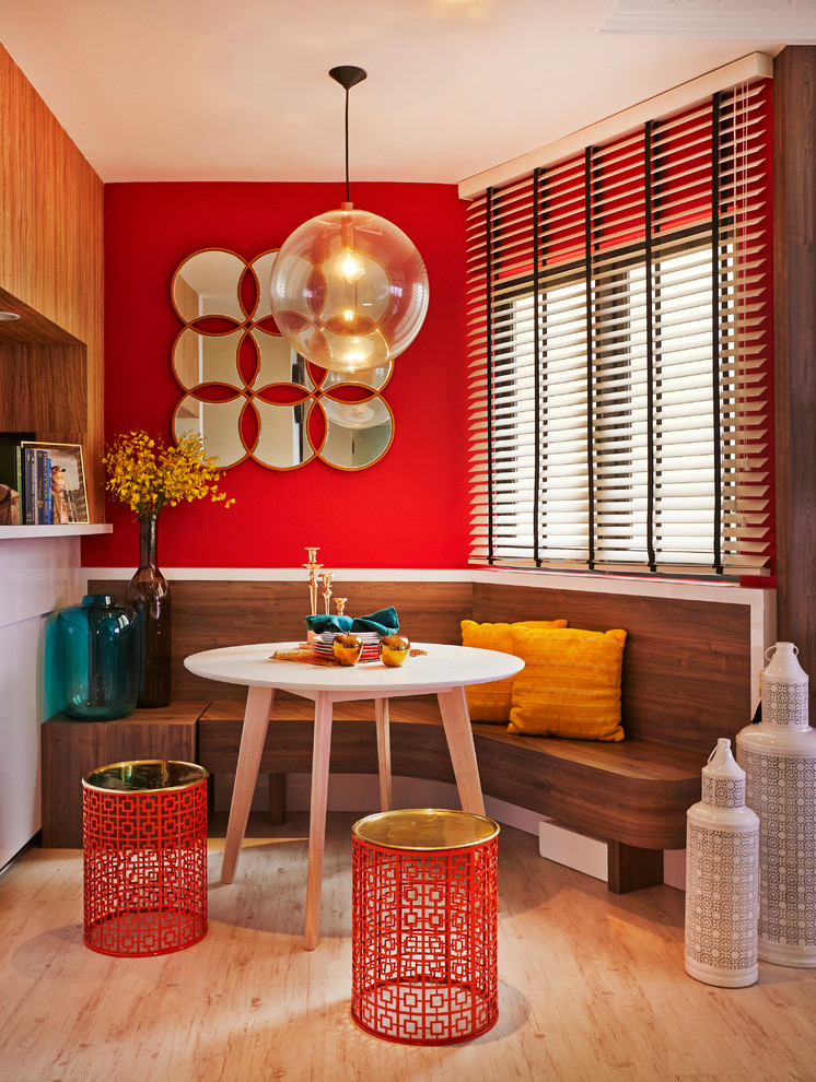 Diseño de comedor asiático con paredes rojas, suelo de madera clara y suelo beige