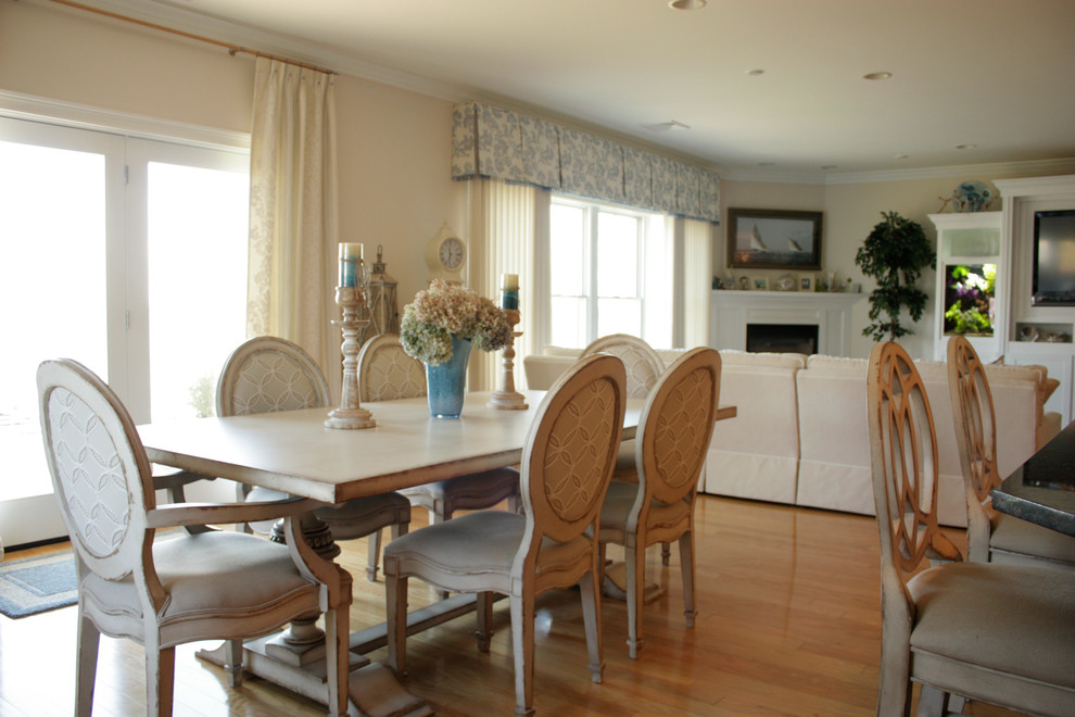 Idées déco pour une grande salle à manger ouverte sur la cuisine classique avec un mur beige et parquet clair.