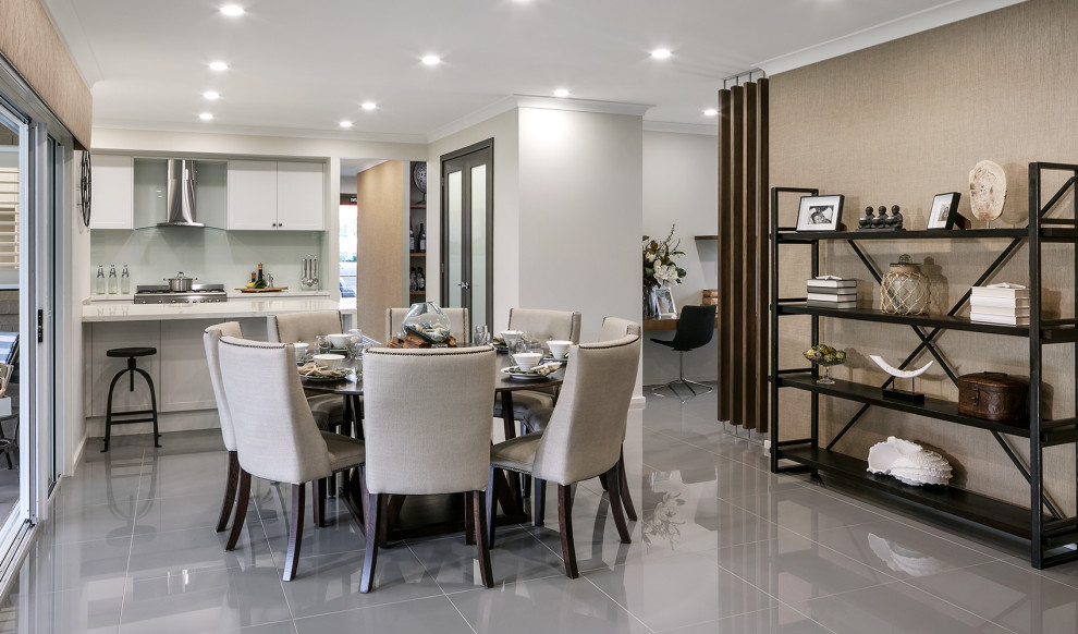 Esempio di una sala da pranzo aperta verso la cucina chic di medie dimensioni con pareti bianche e pavimento grigio