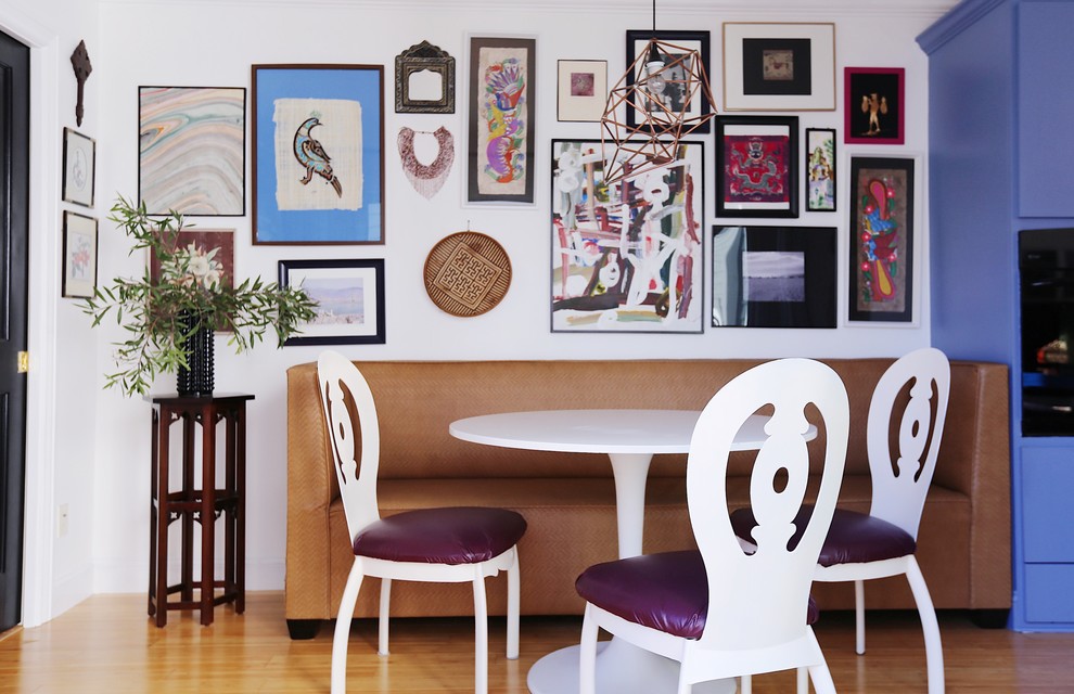 Kleine Eklektische Wohnküche mit weißer Wandfarbe, Bambusparkett und beigem Boden in San Francisco