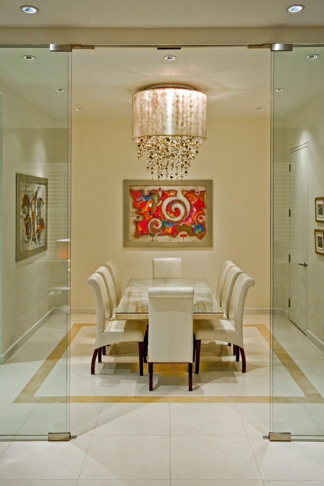 Идея дизайна: огромная гостиная-столовая в стиле модернизм с бежевыми стенами, полом из керамической плитки и белым полом