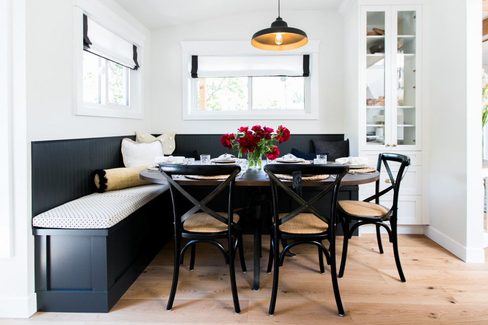 Inspiration pour une salle à manger rustique avec une banquette d'angle, un mur blanc, un sol en bois brun et un sol marron.