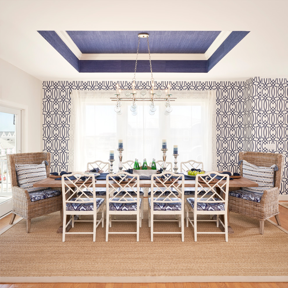 Стильный дизайн: большая кухня-столовая в морском стиле с синими стенами, паркетным полом среднего тона и коричневым полом - последний тренд