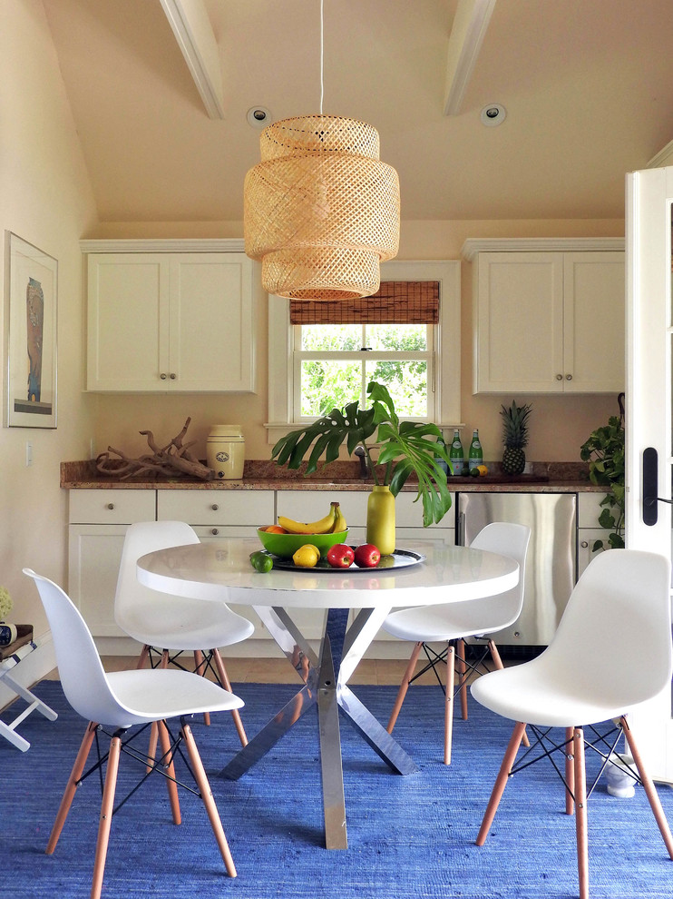 Свежая идея для дизайна: маленькая кухня-столовая в морском стиле с белыми стенами, полом из керамической плитки и бежевым полом без камина для на участке и в саду - отличное фото интерьера