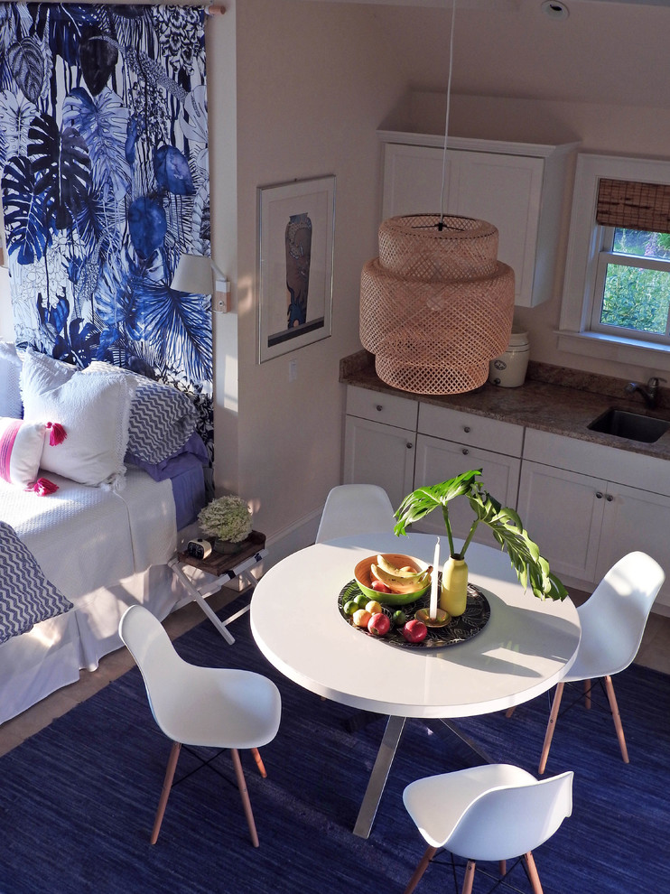 Kleine Maritime Wohnküche ohne Kamin mit weißer Wandfarbe, Keramikboden und beigem Boden in New York