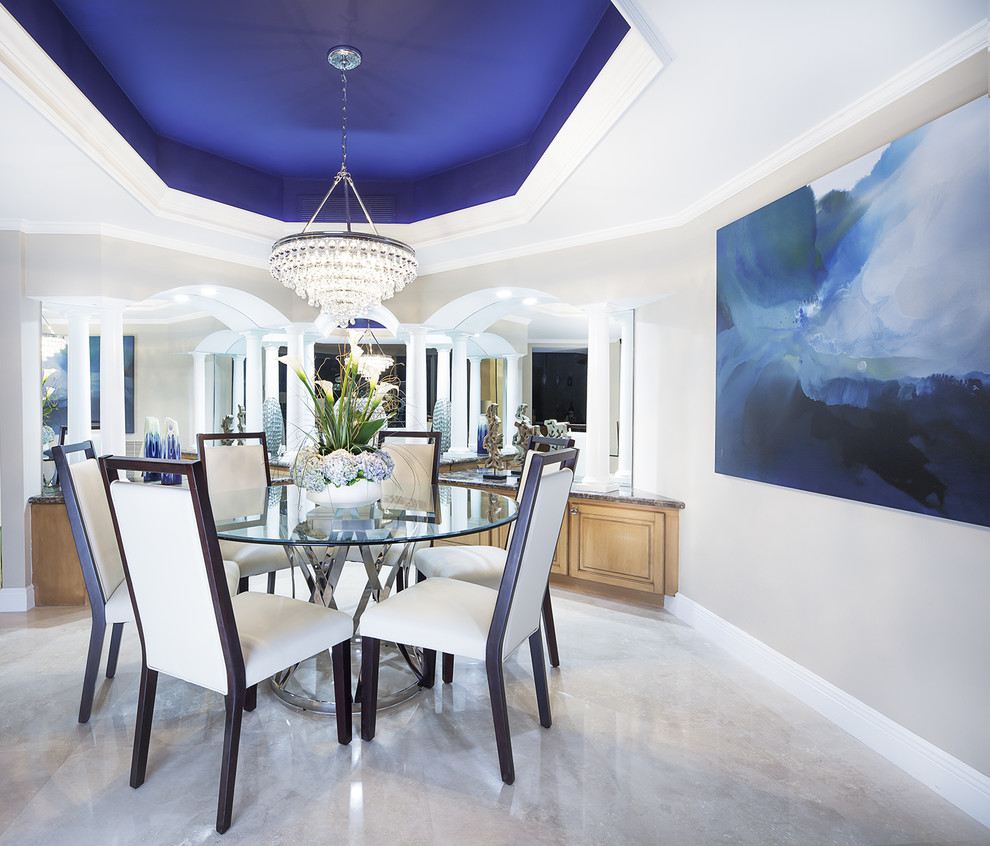 Inspiration pour une salle à manger ouverte sur le salon marine avec un mur beige et un sol en marbre.