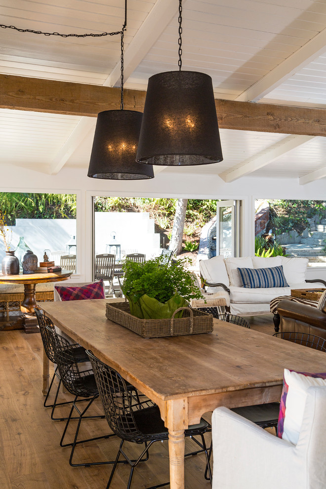 Idee per una sala da pranzo aperta verso il soggiorno stile marino di medie dimensioni con pareti bianche e pavimento in legno massello medio