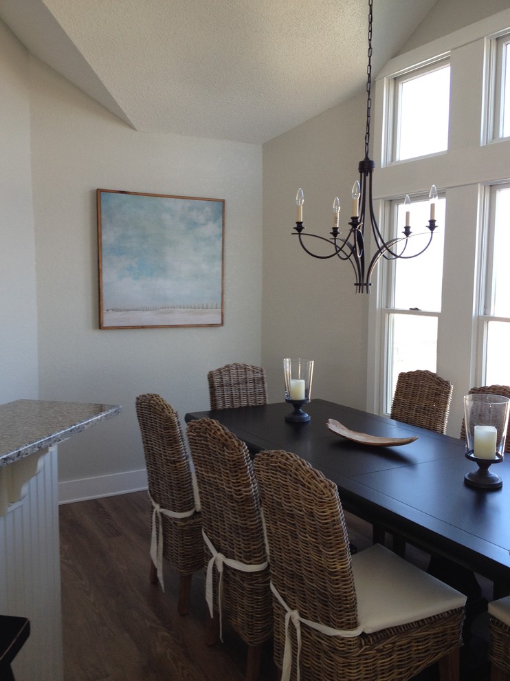 Esempio di una piccola sala da pranzo aperta verso il soggiorno stile marino con pareti beige e pavimento in linoleum