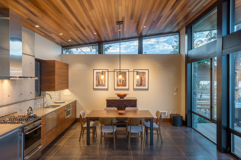 Kleine Moderne Wohnküche mit weißer Wandfarbe, Porzellan-Bodenfliesen und beigem Boden in Seattle