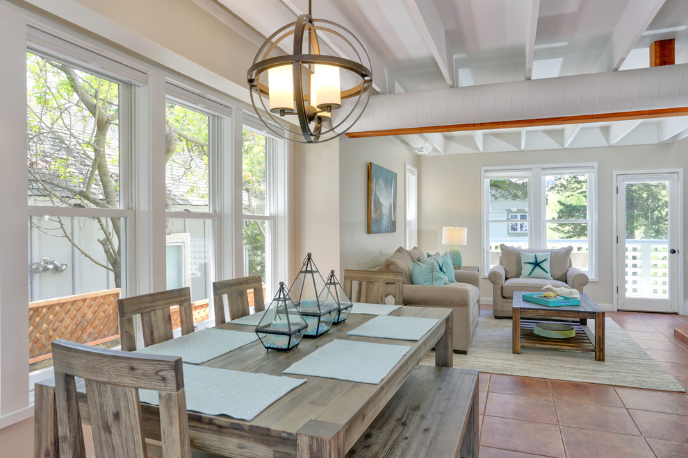 Ispirazione per una sala da pranzo aperta verso il soggiorno stile marino di medie dimensioni con pareti beige e pavimento in terracotta