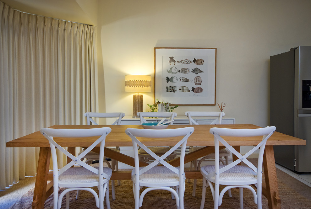 Ispirazione per una sala da pranzo aperta verso la cucina stile marinaro di medie dimensioni con pareti bianche e moquette