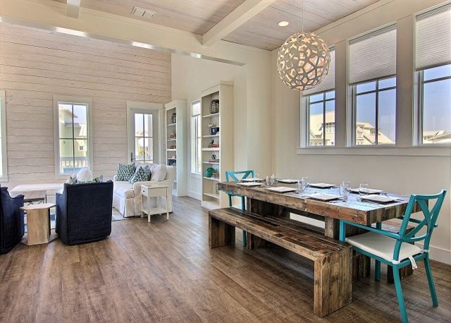 Idée de décoration pour une grande salle à manger ouverte sur la cuisine design avec un mur blanc, un sol en bois brun et un sol marron.