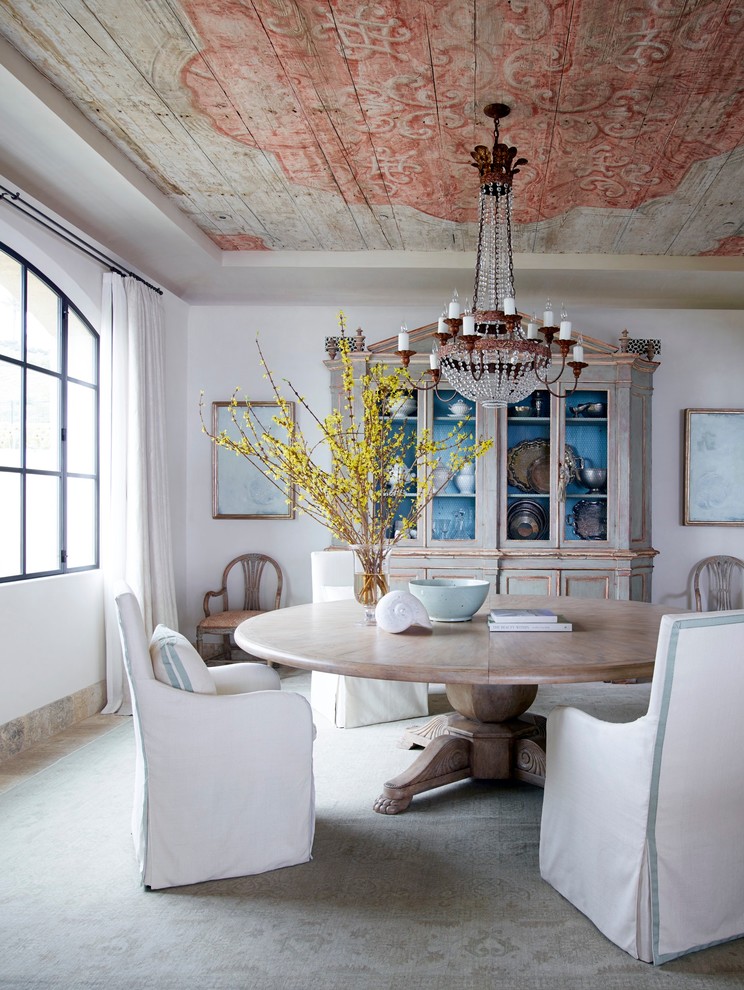 Свежая идея для дизайна: столовая в стиле шебби-шик с белыми стенами без камина - отличное фото интерьера