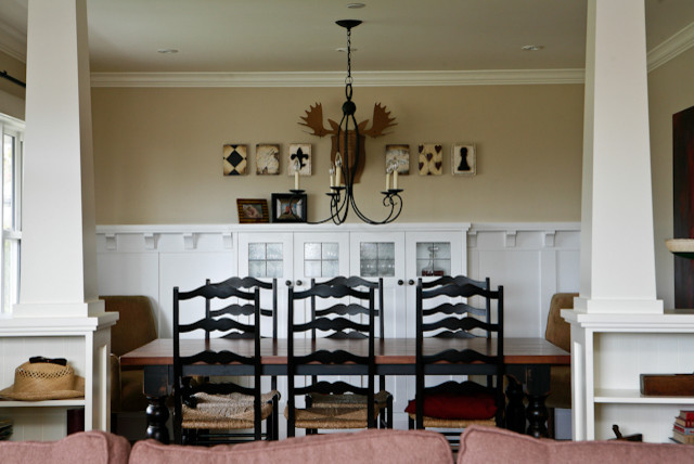 Diseño de comedor de estilo americano de tamaño medio cerrado con paredes beige y suelo de madera en tonos medios