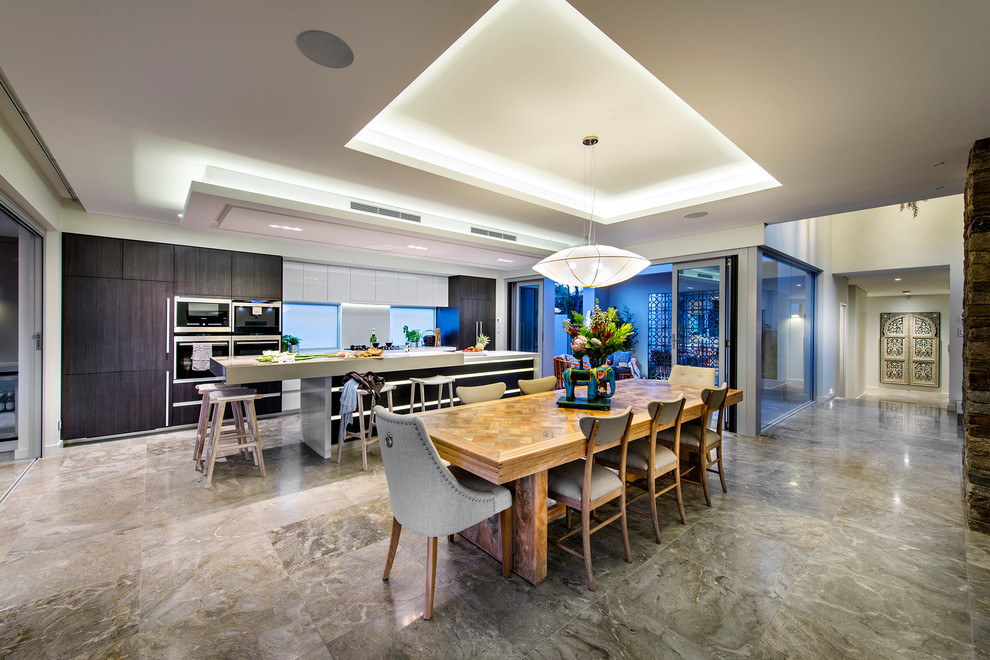 Idee per una grande sala da pranzo aperta verso la cucina minimal con pareti beige
