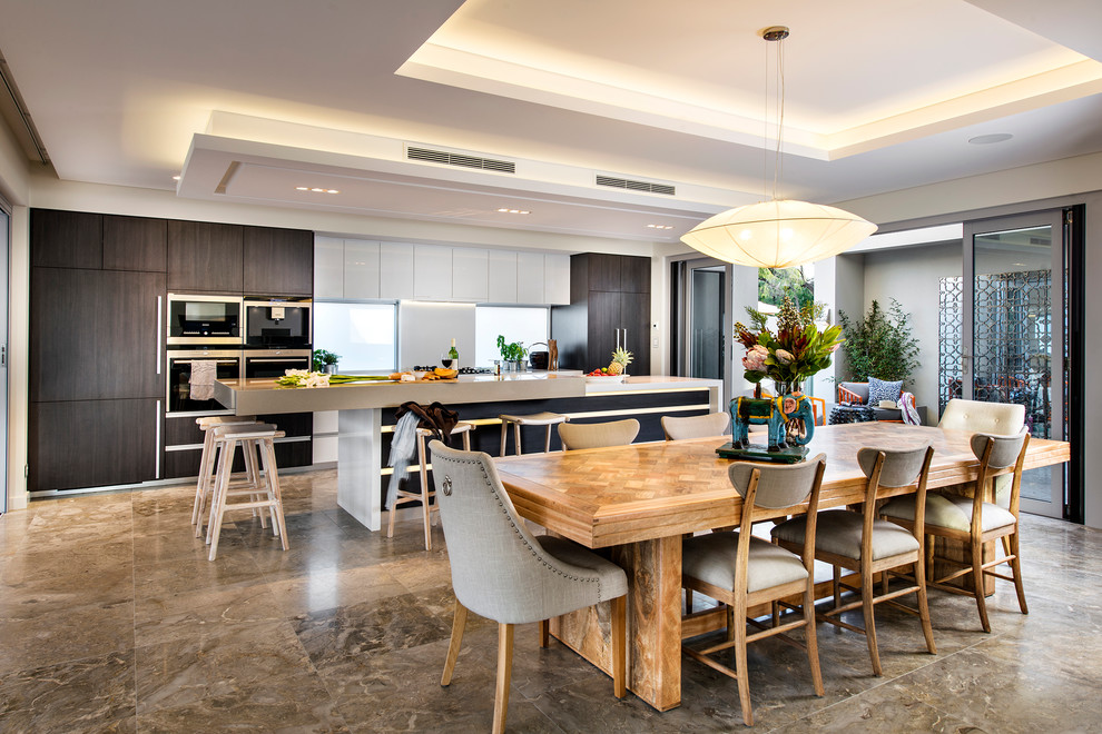 Esempio di una grande sala da pranzo aperta verso la cucina stile marinaro con pareti beige e pavimento in marmo