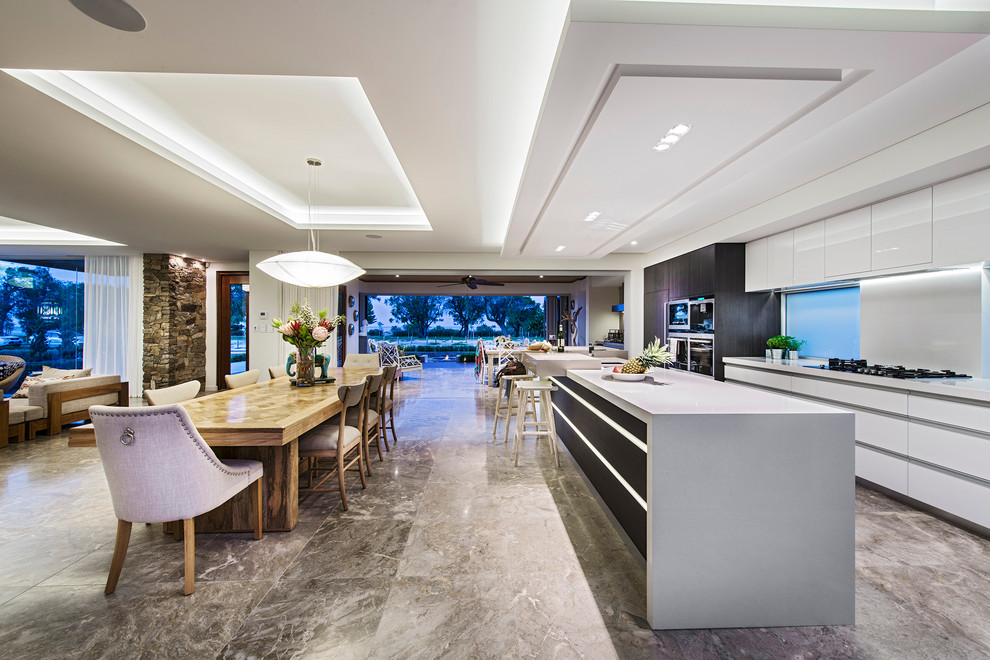Идея дизайна: большая кухня-столовая в современном стиле с бежевыми стенами и мраморным полом