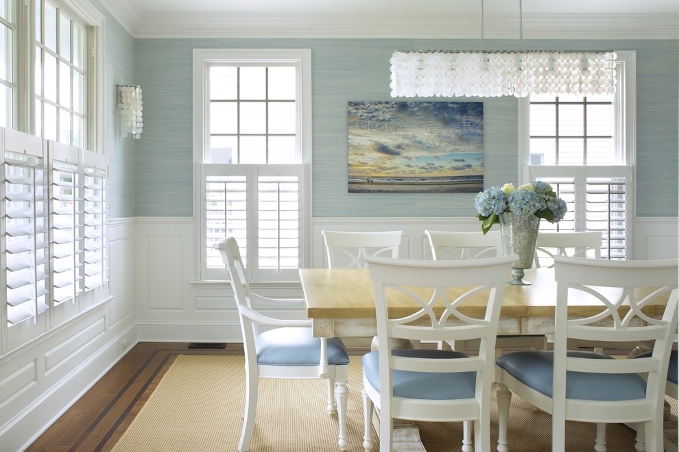 На фото: кухня-столовая среднего размера в стиле неоклассика (современная классика) с синими стенами и ковровым покрытием