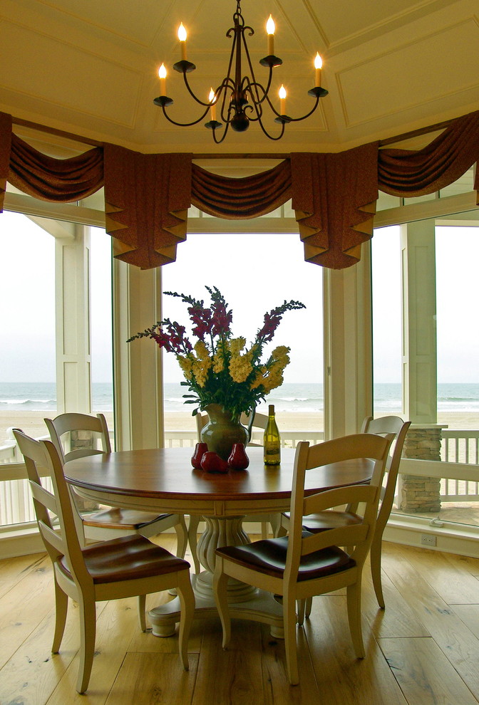 Exemple d'une salle à manger bord de mer.