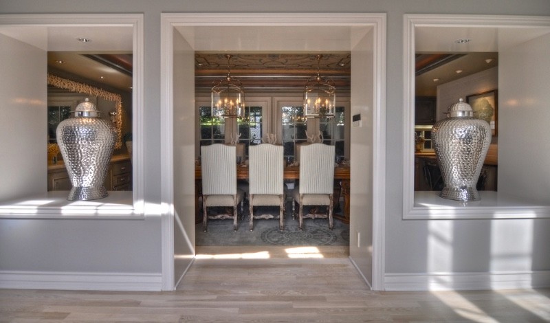 Esempio di una sala da pranzo aperta verso il soggiorno stile marino di medie dimensioni con pareti grigie, moquette, nessun camino e pavimento blu