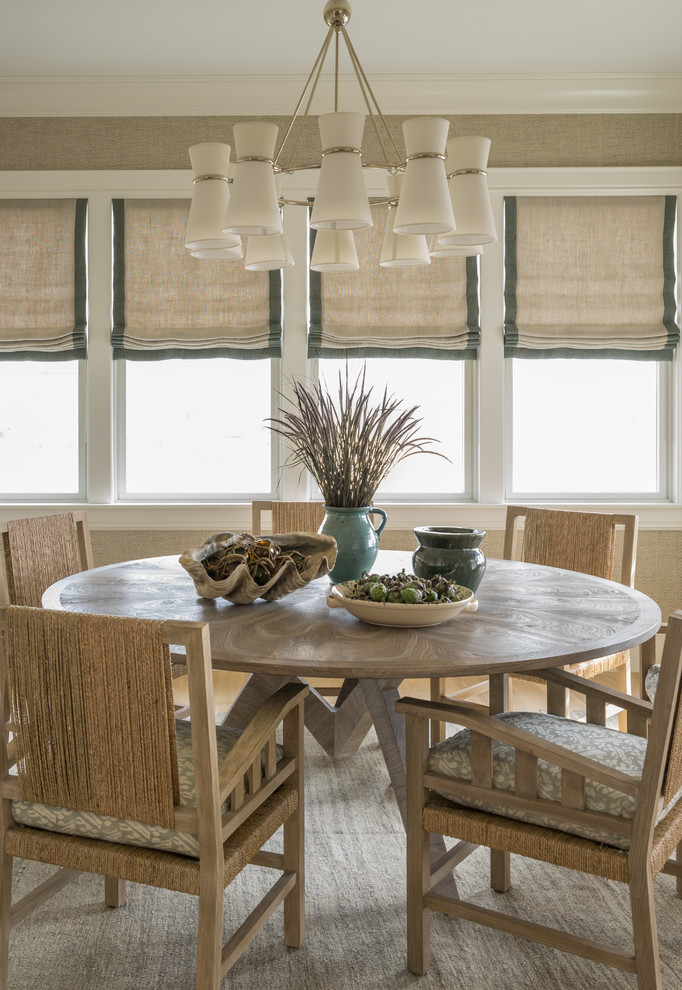 Esempio di una sala da pranzo costiera con pareti beige e pavimento beige