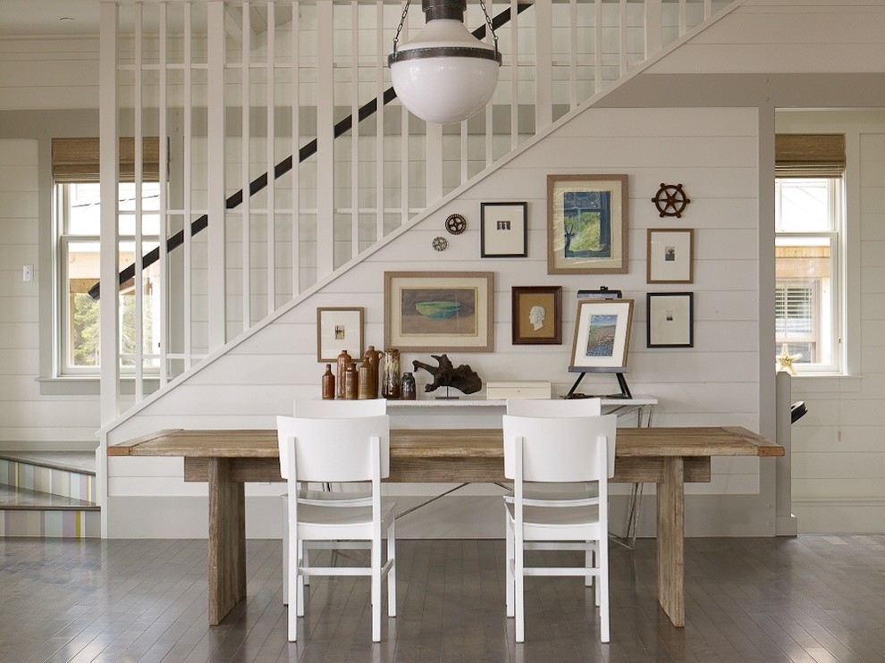 Idee per una sala da pranzo costiera con pareti bianche e pavimento in legno massello medio