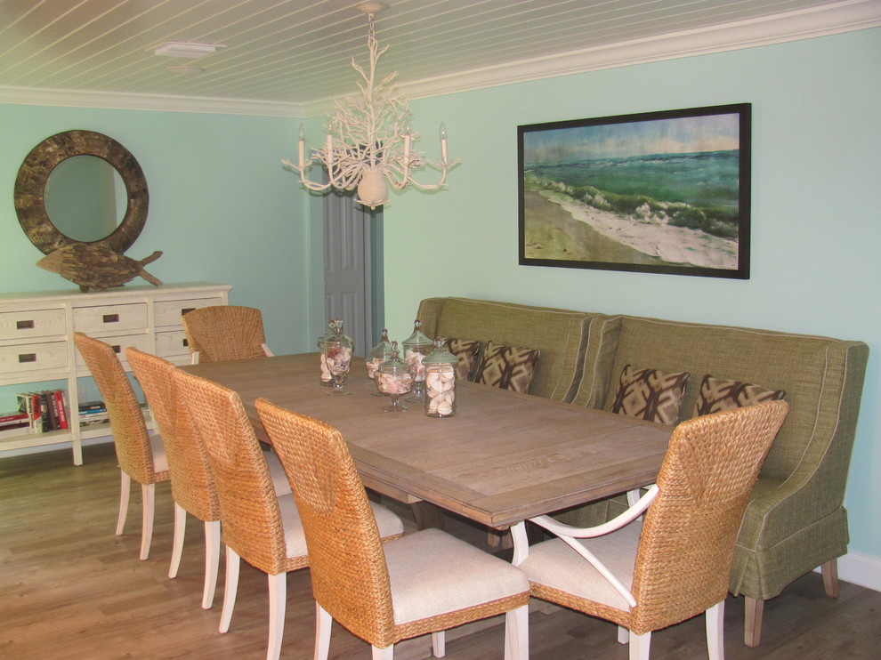Inspiration pour une salle à manger ouverte sur la cuisine marine de taille moyenne avec un mur bleu et sol en stratifié.