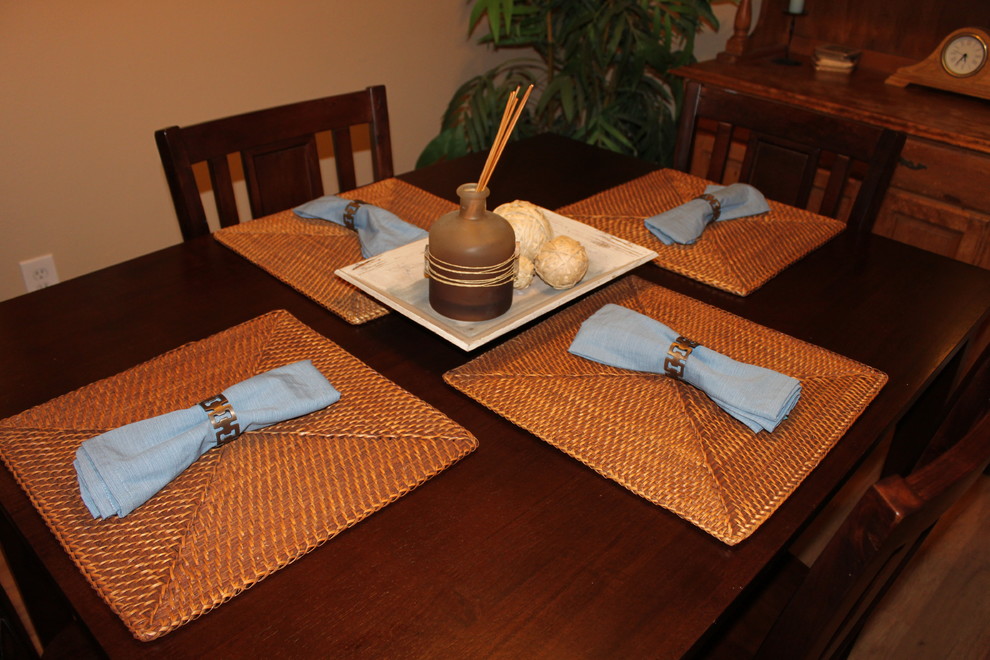 Ejemplo de comedor de cocina marinero pequeño sin chimenea con paredes beige, suelo de madera en tonos medios y suelo marrón
