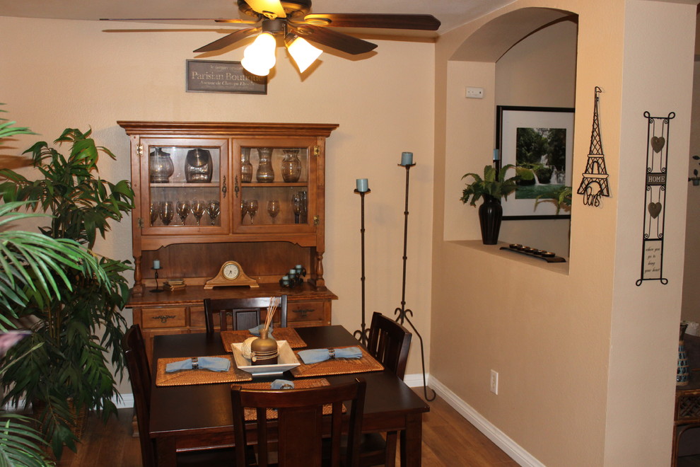 Foto de comedor de cocina costero pequeño sin chimenea con paredes beige, suelo de madera en tonos medios y suelo marrón