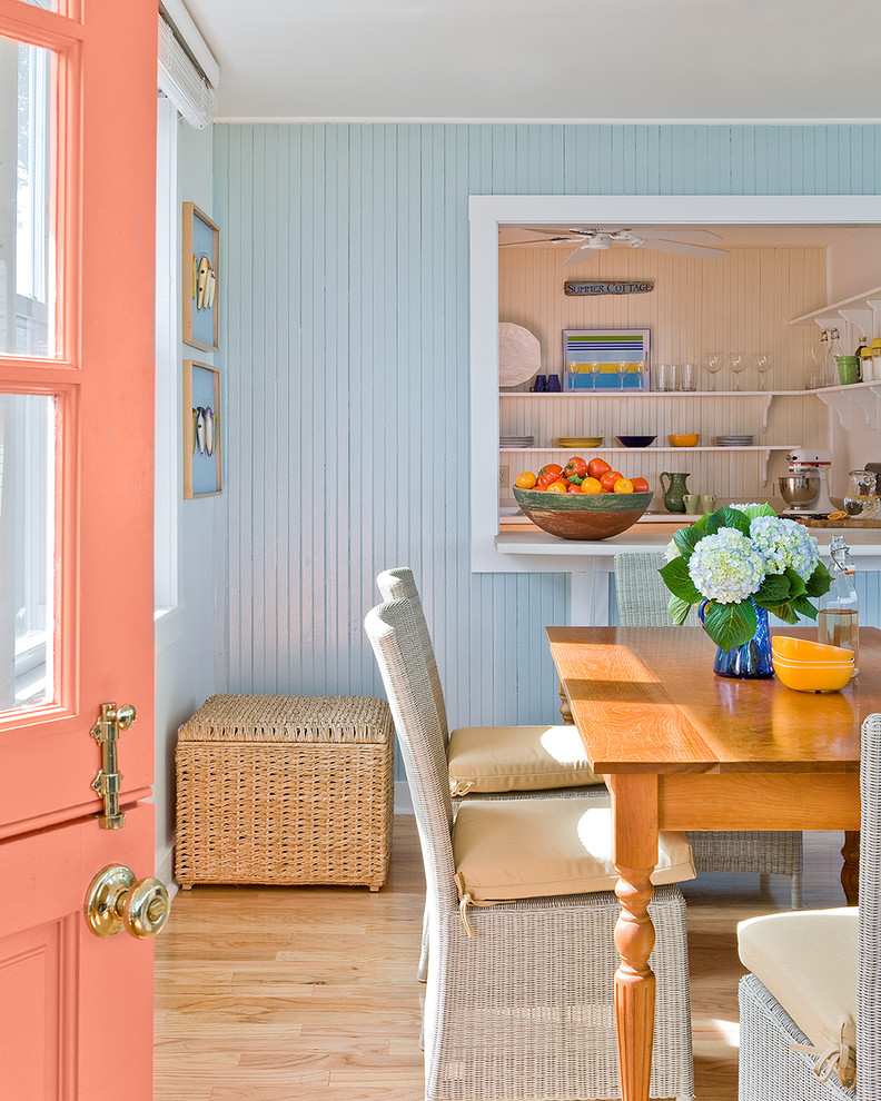 На фото: маленькая кухня-столовая в морском стиле с синими стенами и светлым паркетным полом для на участке и в саду с
