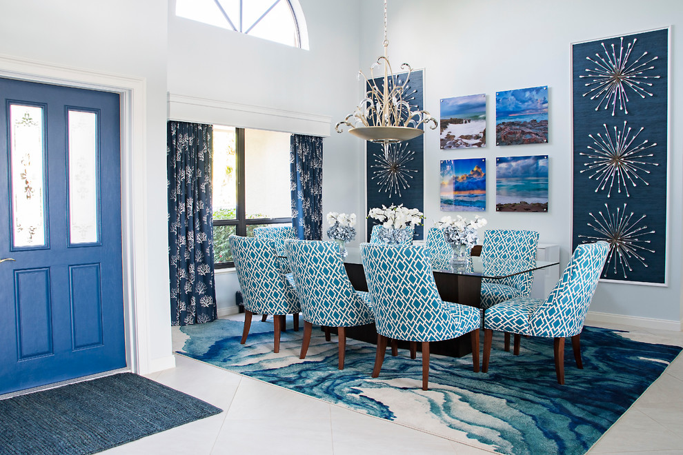 Cette image montre une grande salle à manger marine avec un mur bleu et un sol en carrelage de porcelaine.