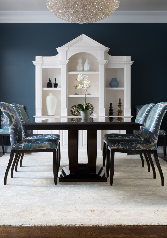 Пример оригинального дизайна: гостиная-столовая среднего размера в стиле неоклассика (современная классика) с синими стенами, темным паркетным полом и коричневым полом