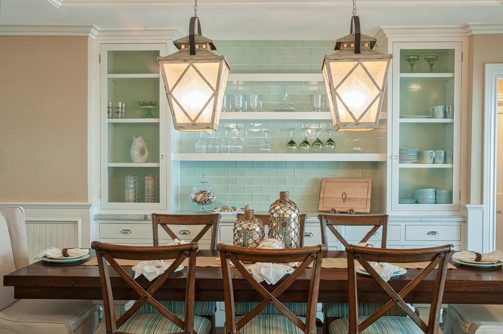 Idee per una sala da pranzo aperta verso la cucina boho chic di medie dimensioni con pareti beige