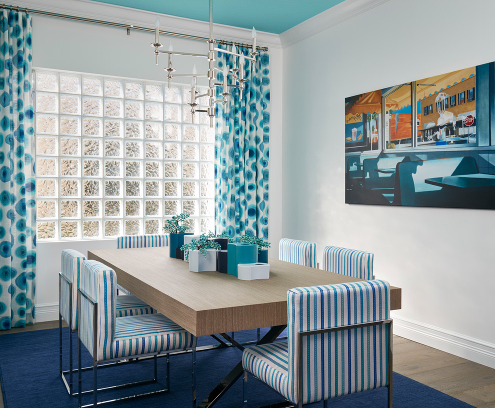 На фото: большая отдельная столовая в морском стиле с синими стенами и светлым паркетным полом