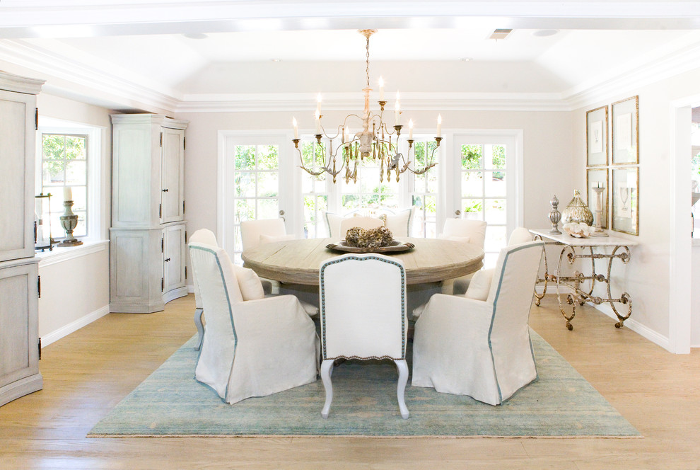 Foto di una sala da pranzo stile marino chiusa con pareti beige, parquet chiaro e pavimento beige