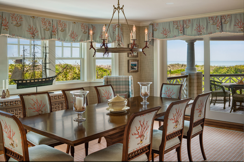 Стильный дизайн: столовая в морском стиле с коричневыми стенами и паркетным полом среднего тона - последний тренд