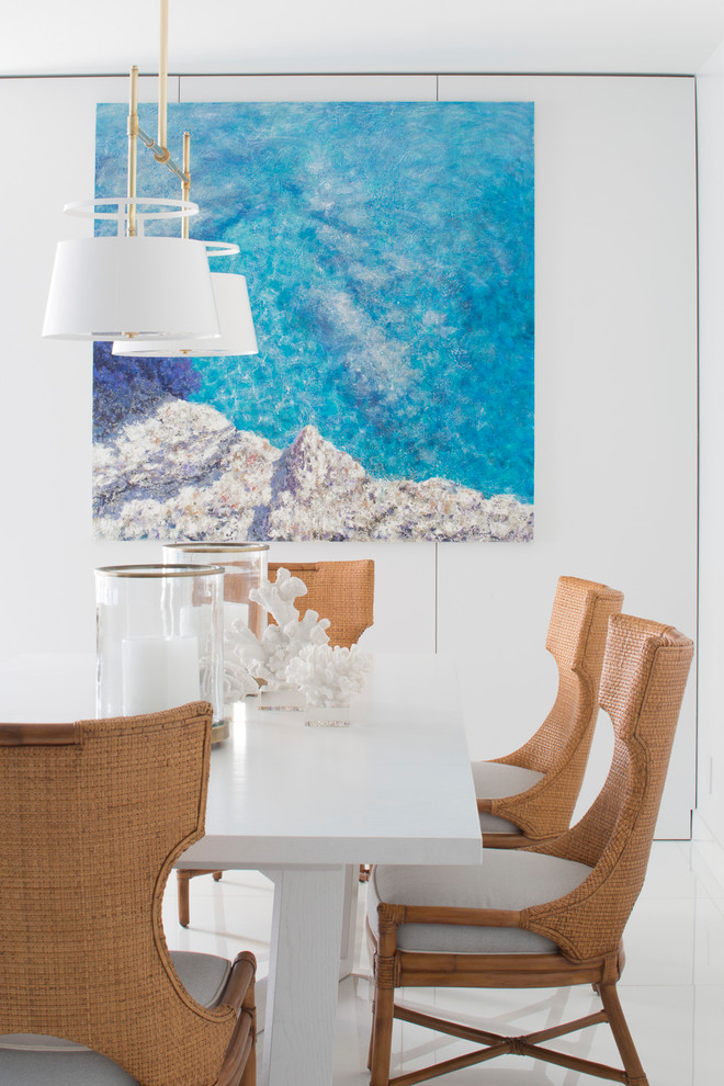 Imagen de comedor costero con paredes blancas y suelo blanco