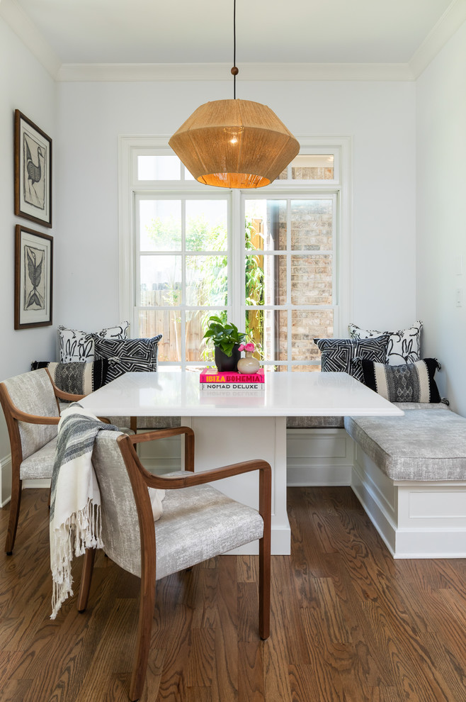 Esempio di una piccola sala da pranzo aperta verso la cucina stile marino con pareti bianche, pavimento in legno massello medio, nessun camino e pavimento marrone